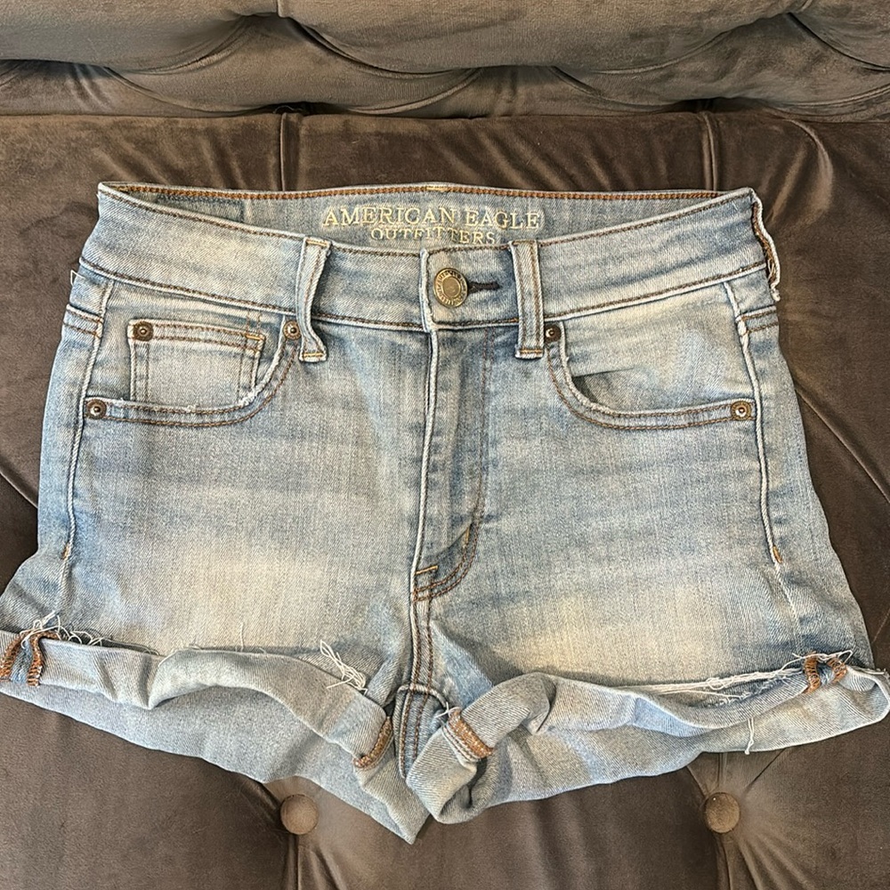 Light wash American Eagle jean shorts! Size: woman’s 2